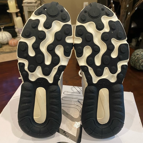 Air Max 270 React. Color white/ghost-fossil-sail/Black. Size 5.5 - Picture 9 of 9
